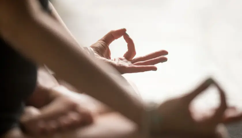 Dłonie w mudrze, symbolizującej spokój i harmonię. To gest, który może wspierać fale theta leczenie i głęboki relaks.