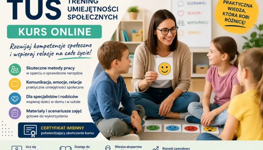 Nauczycielka pokazuje dzieciom kartę z uśmiechniętą buźką podczas zajęć TUS.