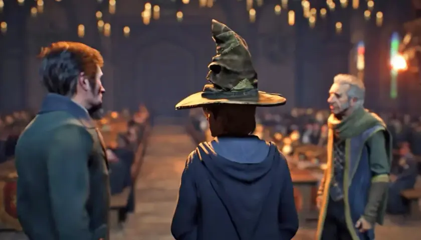 Trzej czarodzieje w Wielkiej Sali, jeden w Tiara Przydziału. Czekamy na polski dubbing Hogwarts Legacy!