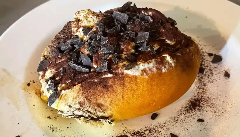 Un dolce al cucchiaio, soffice e cremoso, cosparso di cacao e scaglie di cioccolato. Un assaggio di cosa si mangia a Roma, un'esperienza da non perdere.