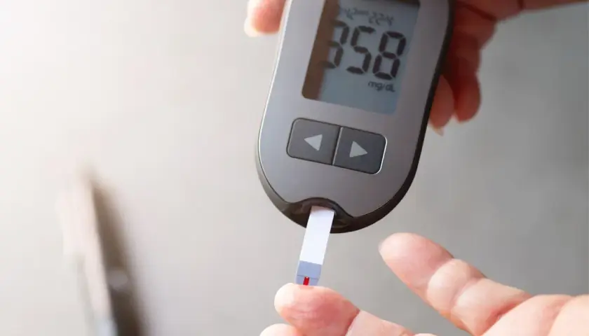 Glukometr pokazuje 358 mg/dL, co oznacza bardzo wysoki cukier. Czas zadbać o zdrowie.