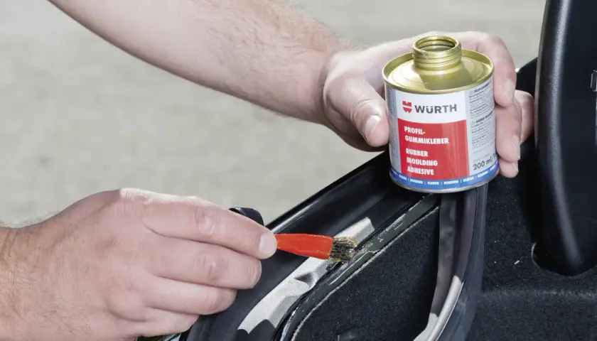 Applicazione di adesivo per guarnizioni con pennellino, utile per togliere adesivi moto o riparare parti in gomma.