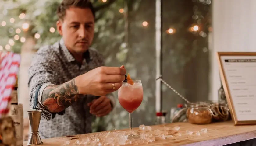 Ile kosztuje barman na 18? Sprawdź ceny i ukryte koszty usług