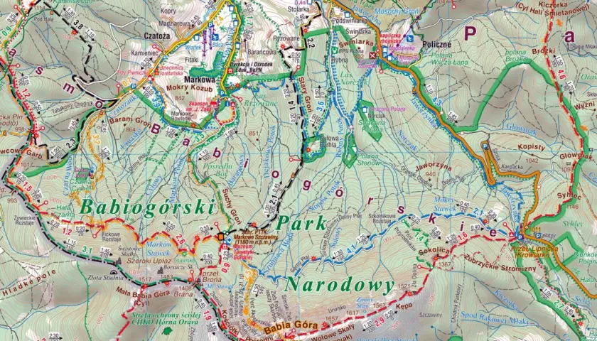 Szlak turystyczny przez **Beskid Żywiecki** prowadzi przez malownicze szczyty, doliny i potoki, ukazując piękno Babiej Góry.