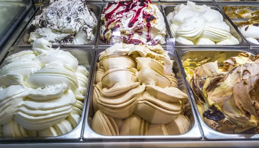 Vetrina di gelati artigianali, un tripudio di gusti che fa pensare alle migliori gelaterie d'Italia. Crema, cioccolato, frutti di bosco e caffè.