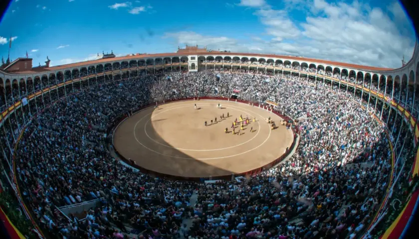 Plaza de toros de Las Ventas, Madrid, con público. ¿Cuántas plazas de toros hay en Madrid? Esta es una de las más famosas.