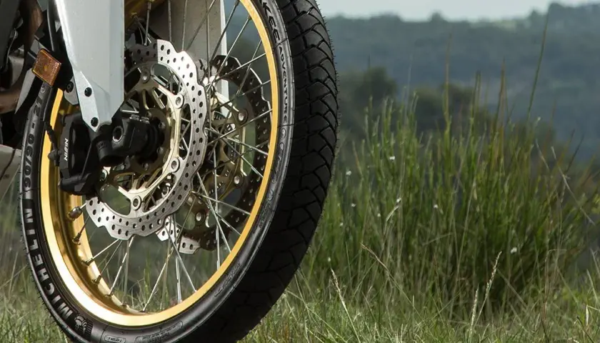 Rueda de moto con neumático Michelin Anakee Adventure, ideal para explorar caminos. ¡Excelentes opiniones!