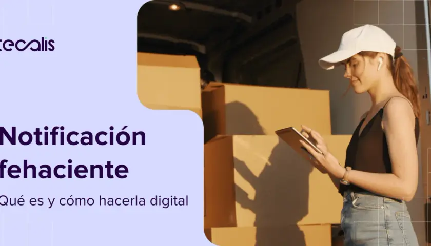 Repartidora con tablet, rodeada de cajas, confirma una notificación fehaciente.