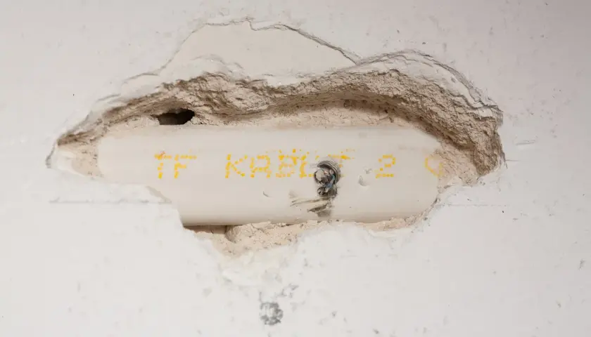 Jak połączyć przecięty kabel w ścianie bez ryzyka i błędów