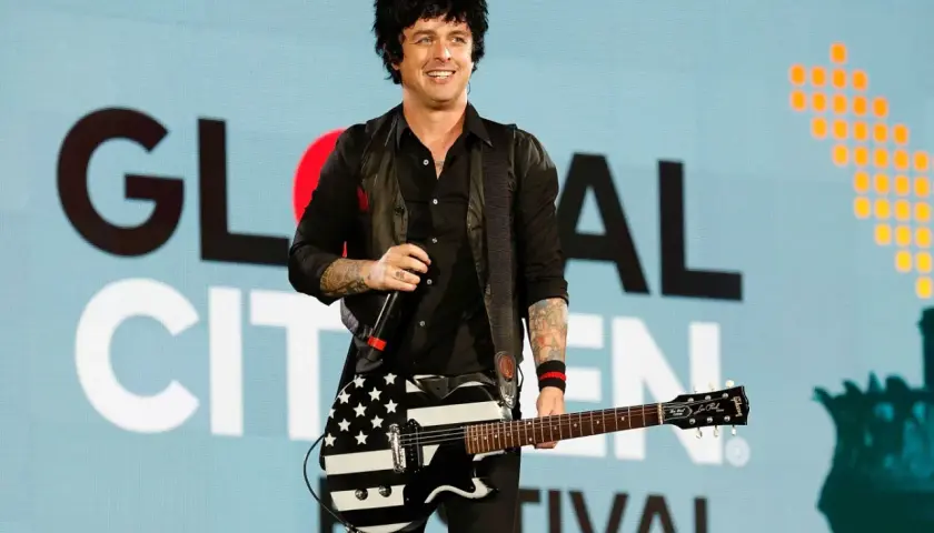 Green Day wokalista Billie Joe Armstrong z gitarą w amerykańskie barwy na scenie Global Citizen Festival.