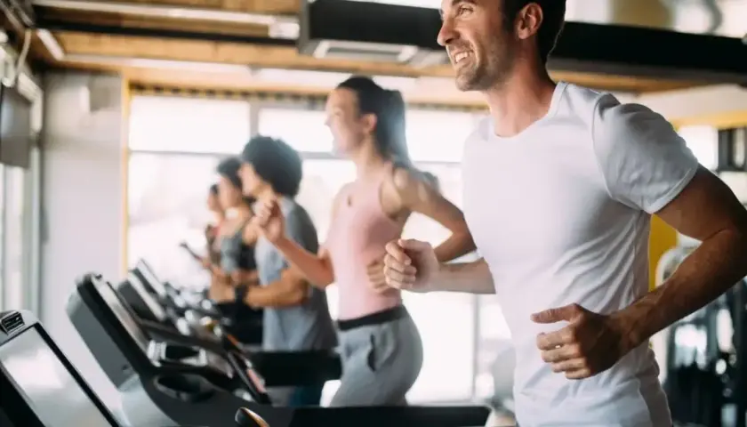 Uomini e donne corrono sui tapis roulant in palestra. Ashvamap a cosa serve? A migliorare la resistenza e la forma fisica.