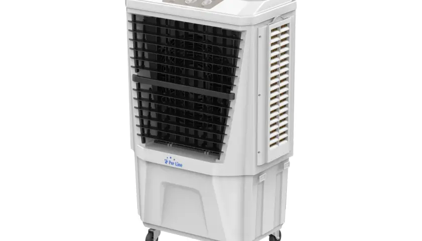 Un climatizador blanco con rejillas frontales y laterales, controles en la parte superior y ruedas en la base.