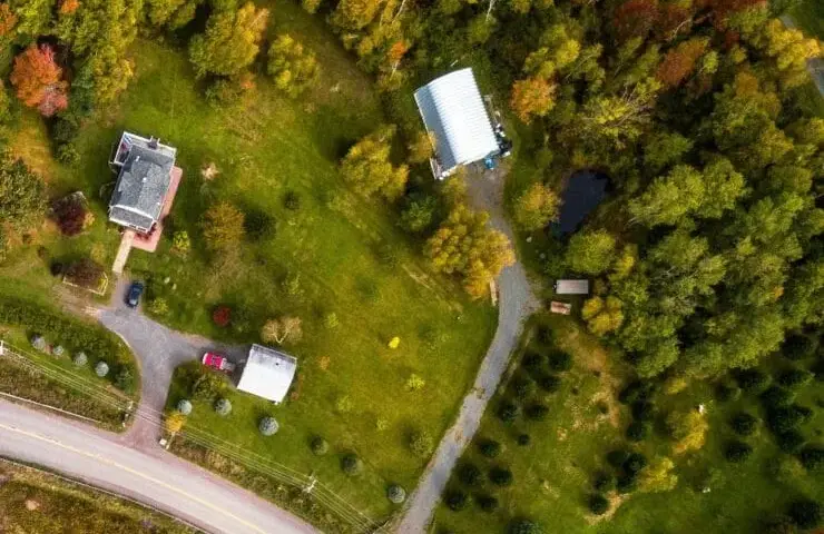 Jak podzielić działkę z domem? Kluczowe kroki i wymagania prawne