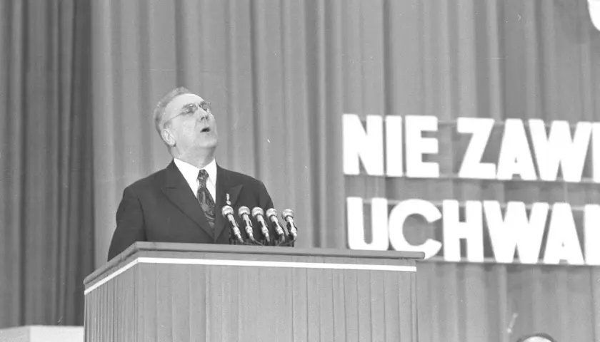 Edward Gierek przemawia na tle napisu "NIE ZAW". Ciekawostki z jego czasów często dotyczą przemówień i wystąpień publicznych.