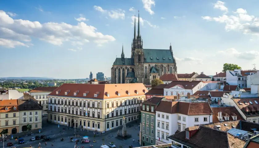Brno nietypowe atrakcje: Katedra św. Piotra i Pawła góruje nad placem z Muzeum Morawskim i urokliwymi kamienicami.