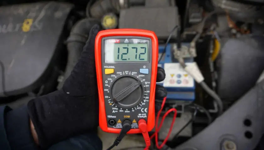 Multimetr pokazuje 12.72V, co jest dobrym wynikiem. Tak sprawdzisz, jak sprawdzić akumulator.