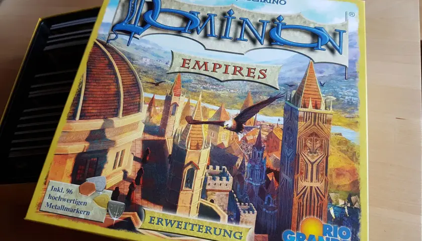 Dominion Erweiterung "Empires" mit detailreicher Stadtansicht und Adler. Enthält 96 Metallmarker.