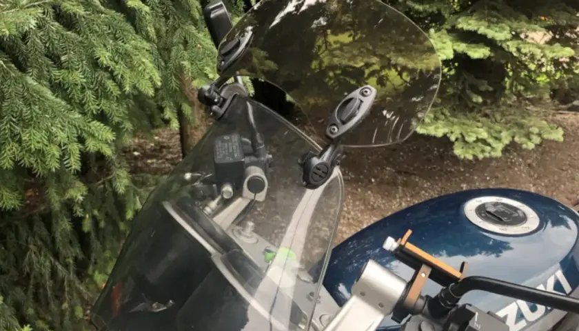 Deflektor motocyklowy: Ustaw go idealnie dla komfortu jazdy!