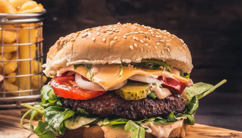Kto wymyślił hamburgera? Złożona historia kultowej kanapki