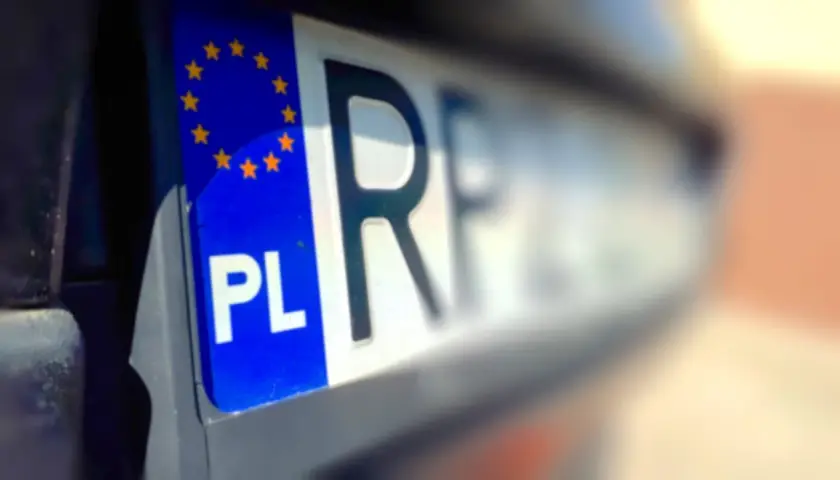 Zbliżenie na polską tablicę rejestracyjną. Zastanawiasz się, ile jest czasu na przerejestrowanie samochodu?