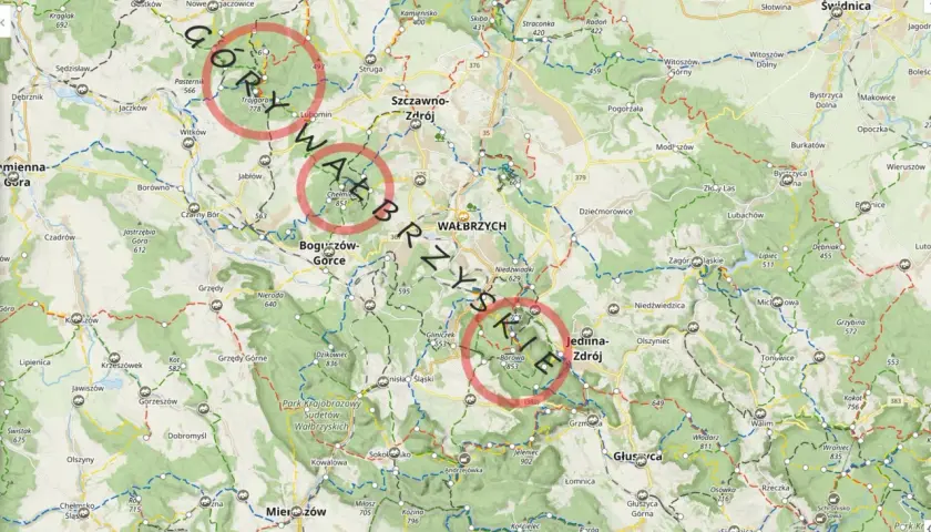 Mapa szlaków turystycznych w Górach Wałbrzyskich. Czerwone okręgi zaznaczają popularne punkty widokowe i szczyty.
