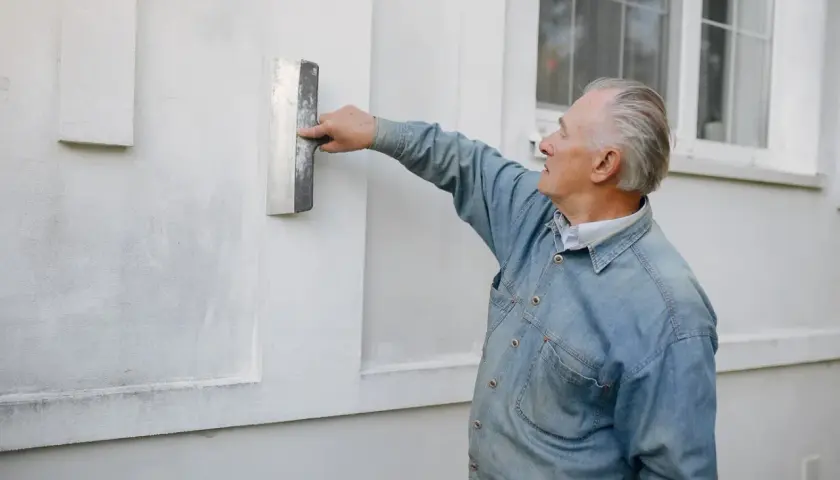 Jak długo schnie tynk przed malowaniem? Uniknij błędów!