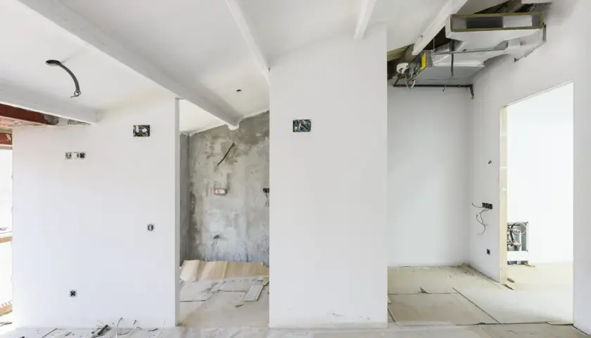 Instalación de falso techo con aire acondicionado y conductos visibles.