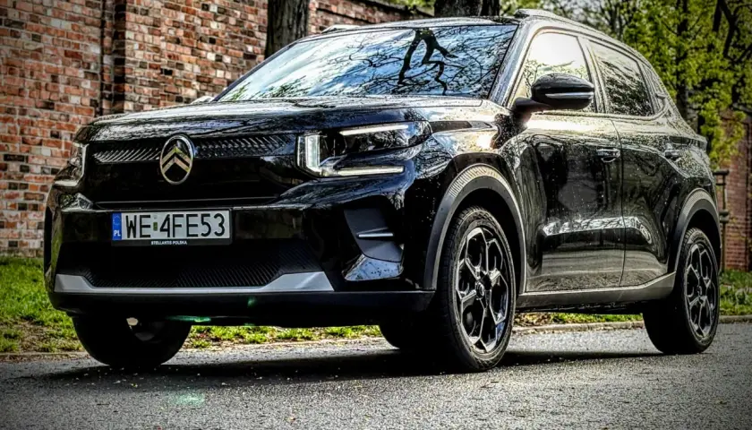 Czarny Citroen C3 na tle ceglanego muru i drzew. Wiele osób szuka **Citroen C3 opinie** przed zakupem.