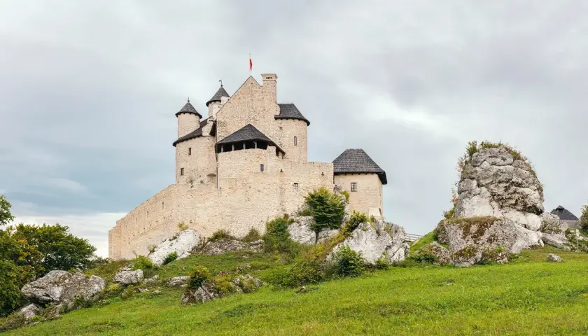 Zamek w Bobolicach - historia, tajemnice i atrakcje turystyczne