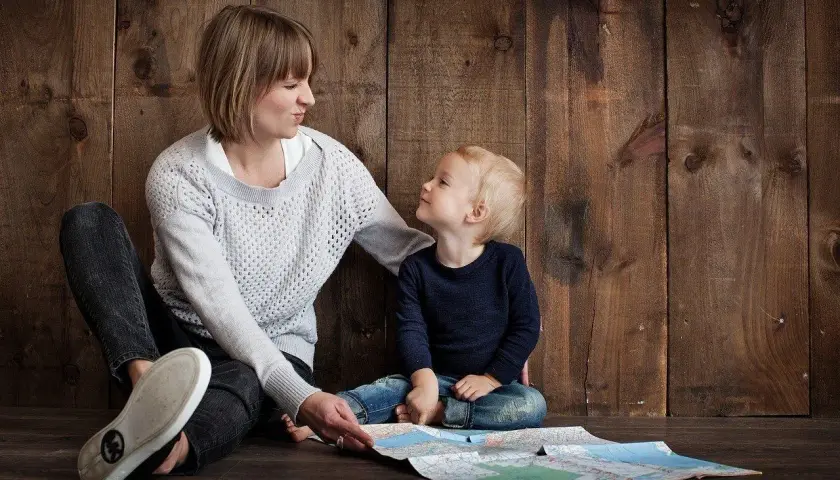 Mama próbuje wytłumaczyć dwulatkowi, gdzie jesteśmy, ale on ma swój bunt dwulatka i woli patrzeć na mapę.