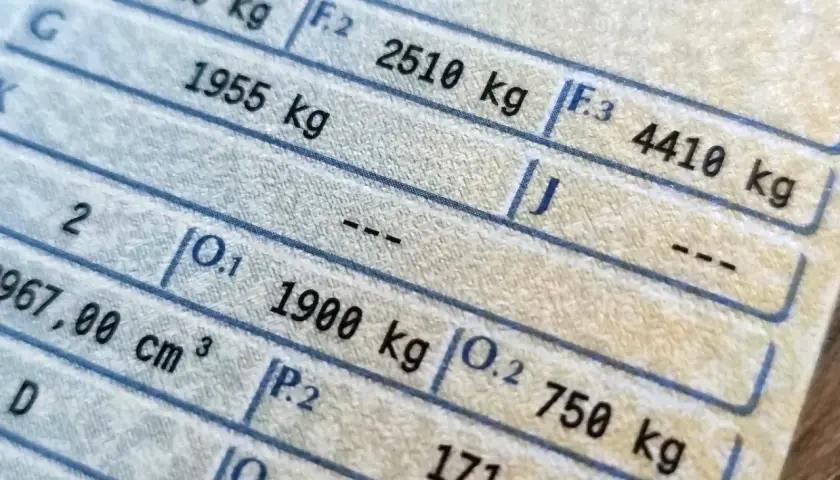 Fragment dowodu rejestracyjnego z danymi pojazdu. Widoczna masa całkowita 2510 kg, 1955 kg, 4410 kg i 1900 kg.