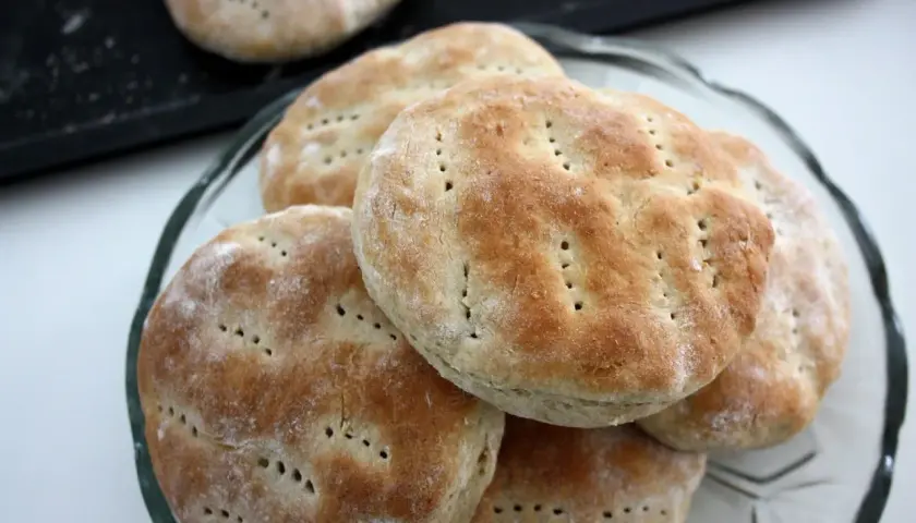 En hög med nybakade tekakor med havregryn, perfekta för frukost eller fika.