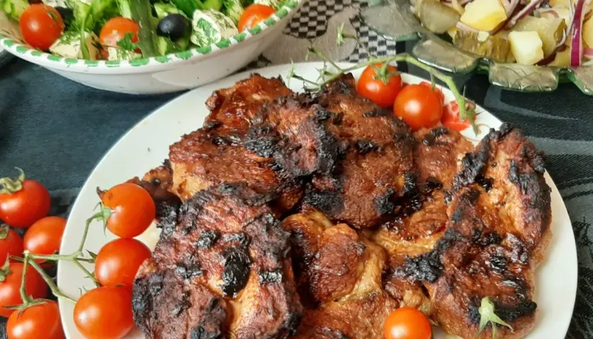 Pyszna karkówka w marynacie na grilla - uniknij suchego mięsa