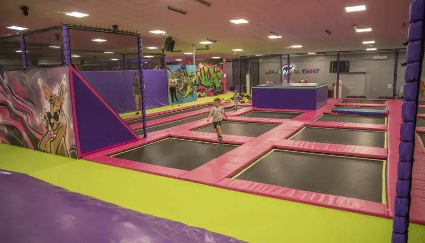 Wesołe **Opole atrakcje dla dzieci**: kolorowy park trampolin z malowidłami i miejscem na urodziny.
