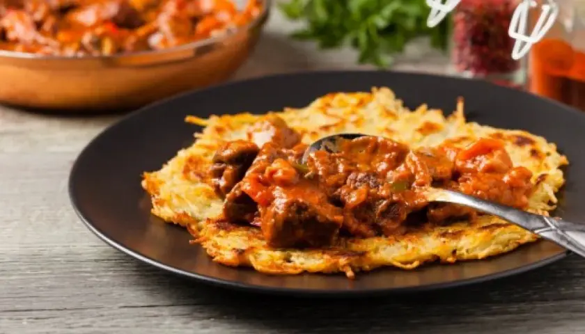 Jaki sos do placków ziemniaczanych? Od klasyki po nowe smaki!