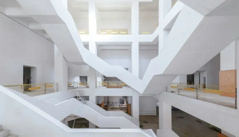 Muzeum Sztuki Nowoczesnej budowa: opóźnienia i architektoniczne detale