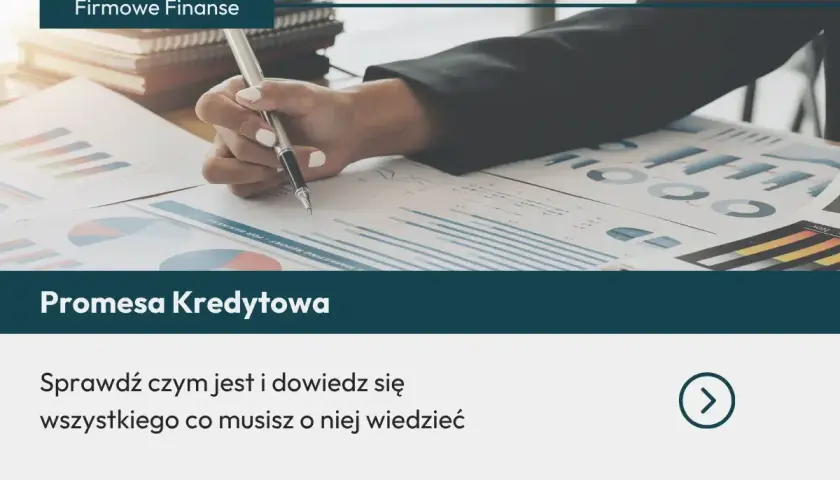 Ręka z długopisem nad wykresami. Dowiedz się, czym jest promesa kredytowa i wszystko, co musisz o niej wiedzieć.