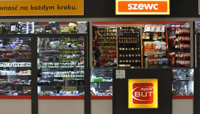 Sklep z kluczami, zegarkami i akcesoriami. Tutaj można dorobić klucz, naprawić obuwie i kupić drobne przedmioty.