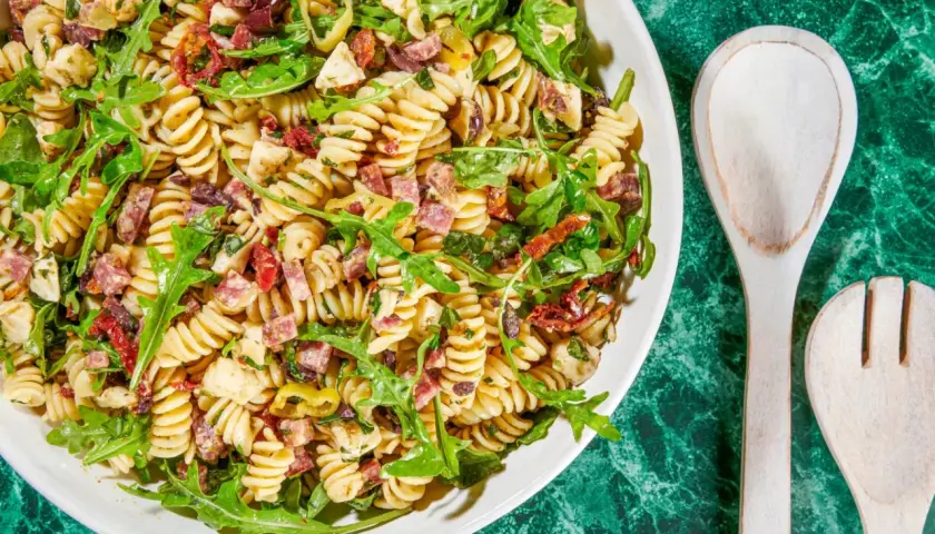 Pyszna sałatka z makaronem fusilli, rukolą, suszonymi pomidorami, oliwkami i salami. Idealna na letnie dni, to najlepsza sałatka z makaronem!