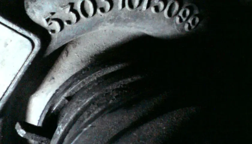 Fragment turbosprężarki z numerem 53031015099, prawdopodobnie z silnika 1.9 TDI.