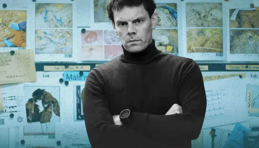 Detektyw Harry Hole w czarnym golfie, z rękami skrzyżowanymi na piersi, stoi przed tablicą pełną dowodów. To kolejny przypadek w jego karierze, jak w każdym serialu z jego udziałem.