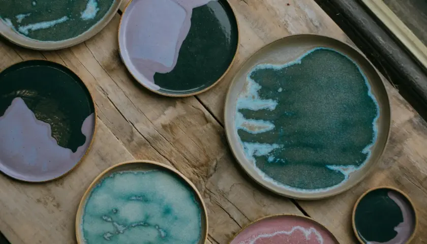 Piatti in ceramica con sfumature uniche, ispirati ai colori per argilla. Ogni pezzo è un'opera d'arte naturale.
