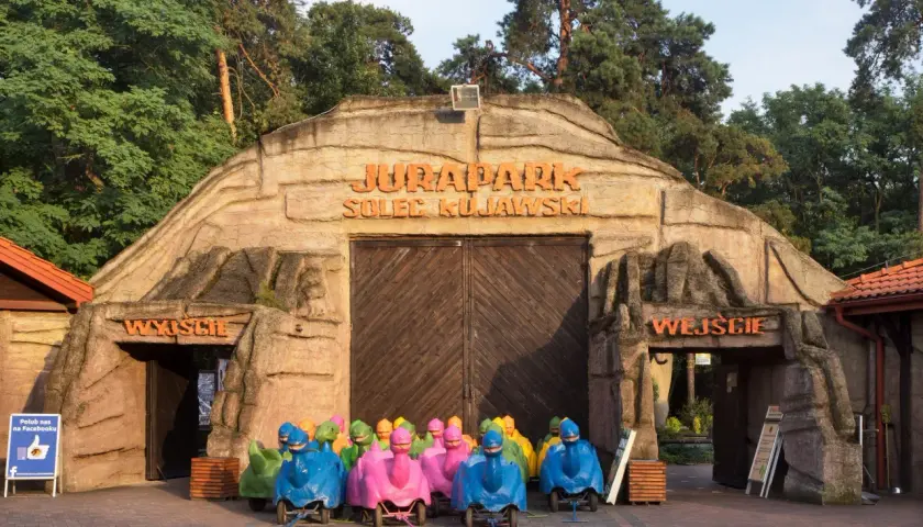 Kolorowe dinozaury czekają na dzieci przed wejściem do Juraparku Solec Kujawski. To świetne atrakcje dla dzieci w Kujawsko-Pomorskiem!