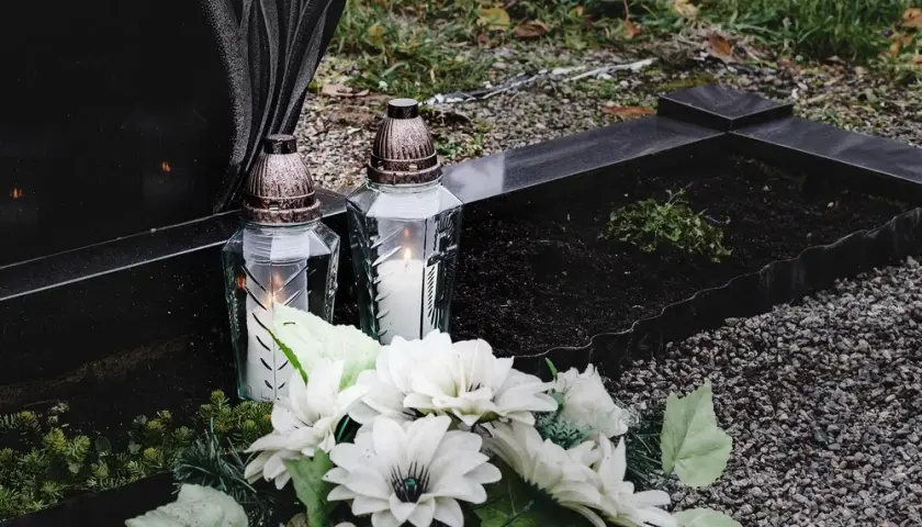 Jak pięknie udekorować pomnik na cmentarzu – praktyczne porady i inspiracje