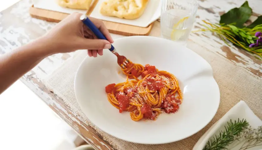Najlepsze talerze do pasty spaghetti - elegancja i funkcjonalność w kuchni