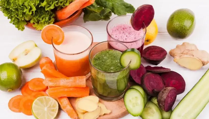 Kolorowe soki warzywne i owocowe, idealne na dieta sokowa. Marchew, buraki, ogórek, jabłko, limonka, imbir i sałata.