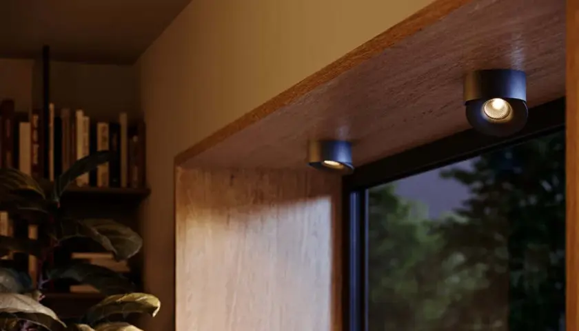 Dwa dyskretne reflektory LED na baterie oświetlają drewniany parapet. Zastanawiasz się, jak długo świecą lampki LED na baterie?