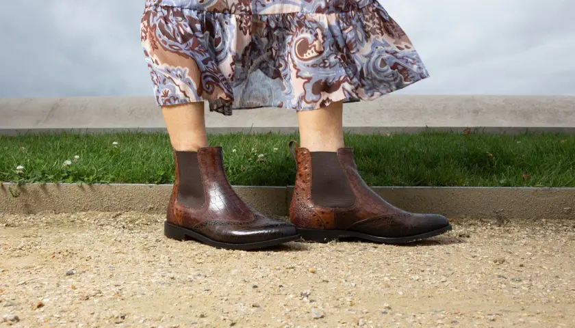 Bottines marron en cuir embossé, style croco et cuir perforé. La définition du cuir embossé est ici illustrée par ces magnifiques chaussures.