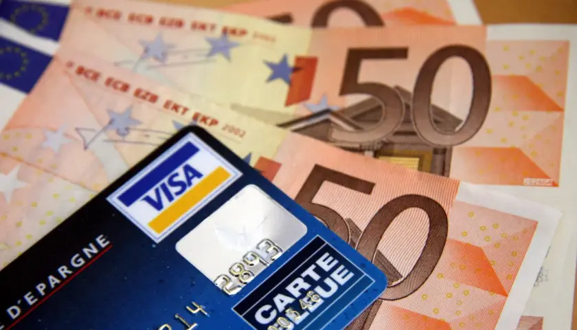 Carte bancaire Visa et billets de 50 euros. Attention, un virement par erreur peut arriver vite.