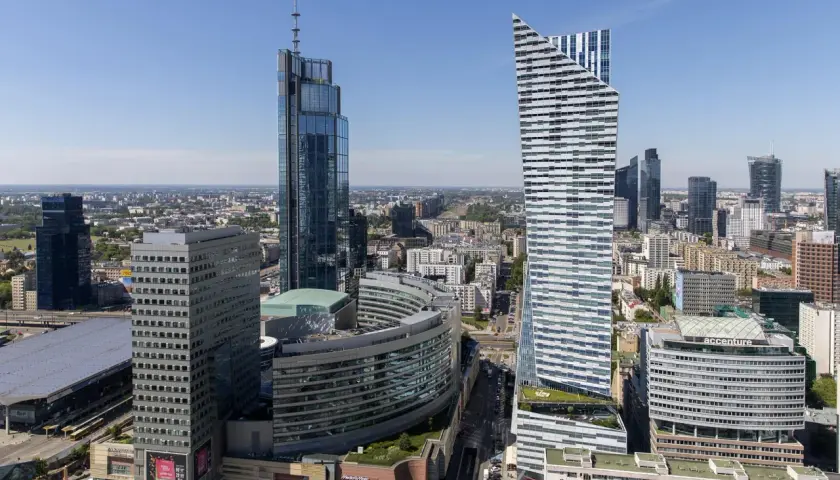 Varso Tower i inne wieżowce w centrum Warszawy w słoneczny dzień.